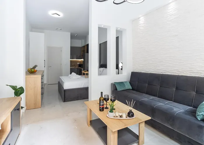 New Luxury In Downtown Apartment *